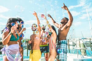 Happy friends drinking champagne in summer boat party - Young pe → Social Kings Grow your following instagram volgers